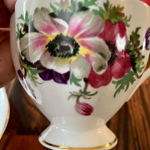 Fine bone china teacup and saucer set - Picture 2 of 3